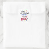 We leven allemaal op dezelfde planeet als Quote St Vierkante Sticker (Tas)