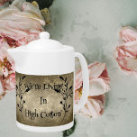 We leven in "High Cotton" Zuid-Gezegde Theepot<br><div class="desc">"We leven in High Cotton", een geliefde zuidelijke uitdrukking die welvaart en geluk symboliseert. Deze theepot, tegen een achtergrond uit de oude wereld met delicate bloemaccenten, is perfect voor het serveren van zoete thee, kruidenmengsels of uw favoriete gezellige brouwsel. Of het nu voor dagelijks gebruik is of als een decoratief...</div>