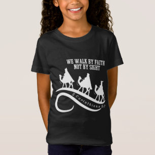We lopen door geloof, niet door Christelijke kerst T-shirt