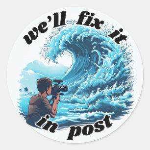 We lossen het op in post - Tsunami Ronde Sticker