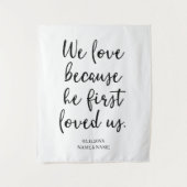 We Love Because He First Loved Us Achtergrond Brui Wandkleed (Voorkant)