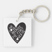 We love because he first loved us sleutelhanger (Achterkant)