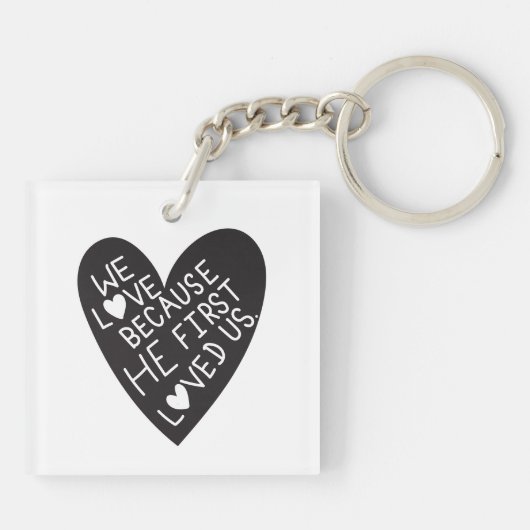 We love because he first loved us sleutelhanger (Achterkant)