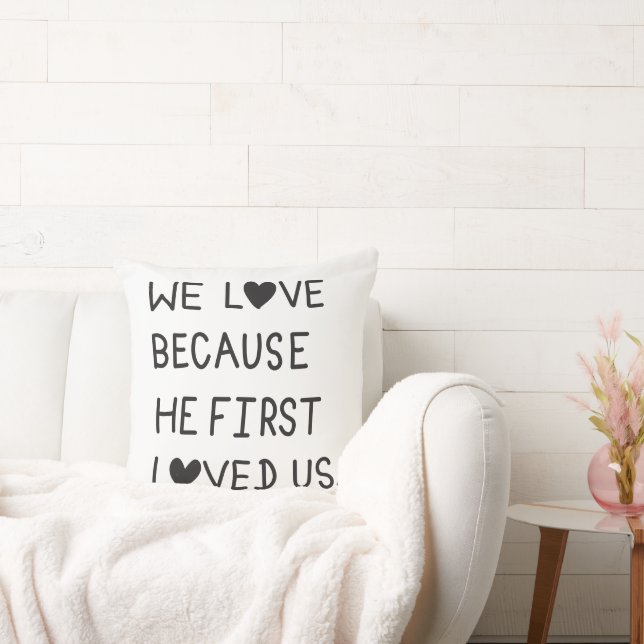 We Love Because He First Loved Us Typography Kussen (Bank)