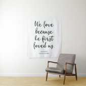 We Love Omdat Hij Eerst Van Ons Hield Achtergrond Wandkleed (In situ)