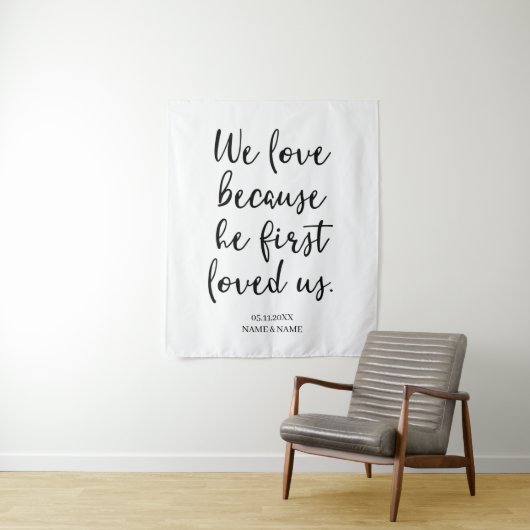 We Love Omdat Hij Eerst Van Ons Hield Achtergrond Wandkleed (In situ)