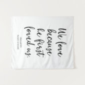 We Love Omdat Hij Eerst Van Ons Hield Achtergrond Wandkleed (Voorkant (horizontaal))