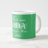"We Love Our Dada" Schattige gepersonaliseerd groe Grote Koffiekop (Voorkant rechts)
