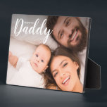 We Love You Daddy Custom Photo Gift voor papa Fotoplaat<br><div class="desc">Show uw liefde en waardering voor papa met de "We Love You Daddy" Custom Photo Gift voor papa Tafelblad plaque. Deze oprechte en gepersonaliseerde plaquette is een mooie manier om je dankbaarheid en genegenheid uit te drukken, waardoor het het perfecte cadeau is voor Vaderdag, zijn verjaardag of elke dag die...</div>