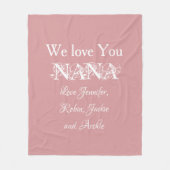'We Love You Nana' Elegante scriptnamen Soft Pink Fleece Deken (Voorkant)