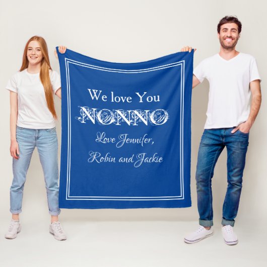 "We Love You NONNO" gepersonaliseerd blauw en wit Fleece Deken (In situ)