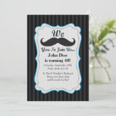 We mustache je om mee te doen aan de uitnodiging v (Staand voorkant)