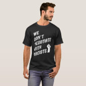 We onderhandelen niet met racisten die Unisex-volw T-shirt (Voorkant volledig)