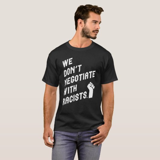 We onderhandelen niet met racisten die Unisex-volw T-shirt (Voorkant volledig)