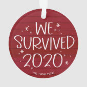 We overleefden 2020 Grappig Covid Kerst Rood Hout Ornament (achterkant)