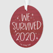 We overleefden 2020 Grappig Covid Kerst Rood Hout Ornament (voorkant)