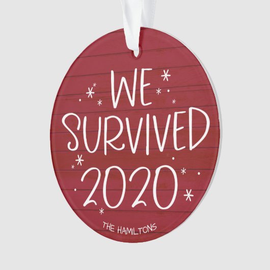 We overleefden 2020 Grappig Covid Kerst Rood Hout Ornament (voorkant)