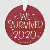 We overleefden 2020 Grappig Covid Kerst Rood Hout Ornament (voorkant)