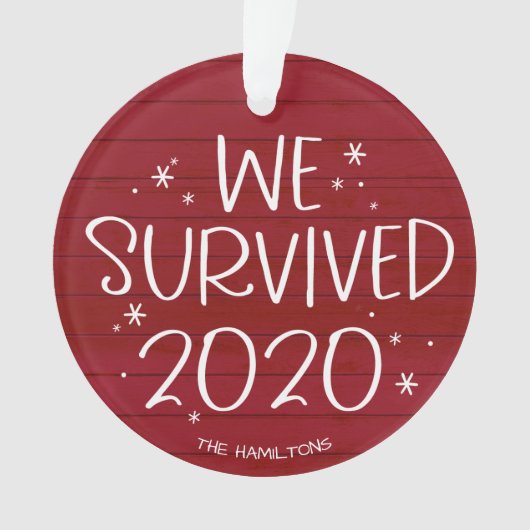 We overleefden 2020 Grappig Covid Kerst Rood Hout Ornament (voorkant)