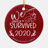 We overleven 2020 Cute Funny Covid KerstRed Keramisch Ornament (Voorkant)