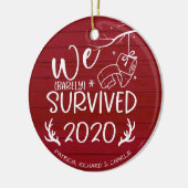 We overleven 2020 Cute Funny Covid KerstRed Keramisch Ornament (Links)