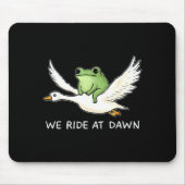 We Ride At Dawn Funny Frog Riding Goose Chaotic An Muismat (Voorkant)