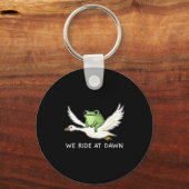 We Ride At Dawn Funny Frog Riding Goose Chaotic An Sleutelhanger (Voorkant)