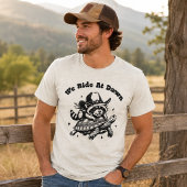 We Ride At Dawn Grappige Wasbeer Tri-Blend Shirt