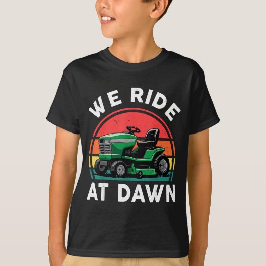 We Ride At Dawn Riding Lawn Mower Toddler Funny Mo T-shirt (Voorkant)