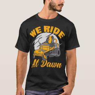 We rijden bij Dawn grasmaaier grasmaaier maaien pa T-shirt