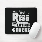 We Rise By Lifting Others Insrational &amp; Motiva Muismat (Met muis)