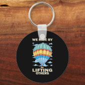 We Rise By Lifting Others Insrational Hot Air Ball Sleutelhanger (Voorkant)