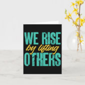 We Rise By Lifting Others Motivation Insration Upl Kaart (Gele Bloem)