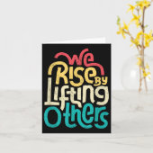 We Rise By Lifting Others - Motivational Insration Kaart (Gele Bloem)