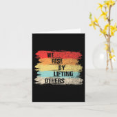 We Rise By Lifting Others Motivational Quotes  Kaart (Gele Bloem)