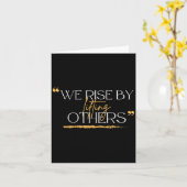 We Rise By Lifting Others Motivational Quotes  Kaart (Gele Bloem)