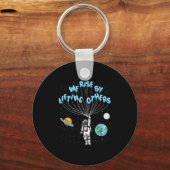 We Rise Motivational Quote - Clic Fit, Short Sleev Sleutelhanger (Voorkant)