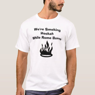 We roken hookah terwijl Rome brandt T-shirt