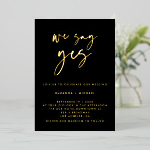We Say Ja Moderne Zwarte Calligrafie Huwelijk Goud Folie Uitnodiging