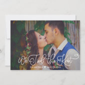 We sloten de Knot White Script Weddenfoto Aankondiging (Voorkant)
