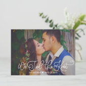 We sloten de Knot White Script Weddenfoto Aankondiging (Staand voorkant)