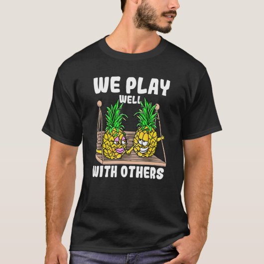 We spelen goed met anderen die ananas inslikken t-shirt (Voorkant)