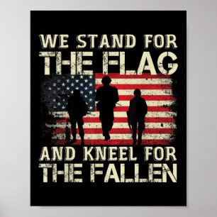 We staan voor de vlag en knielen voor de gevallene poster