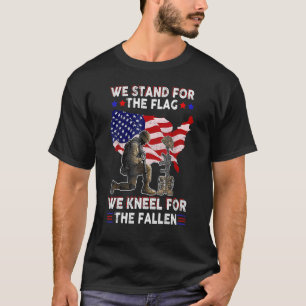 We staan voor de vlag Kniel voor de gevallen veter T-shirt
