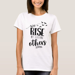 We stijgen door anderen op te heffen t-shirt