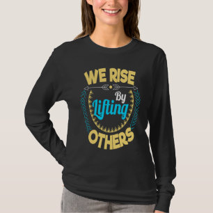 We stijgen door anderen op te tillen Motivatie en T-shirt