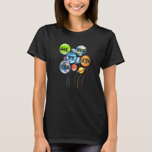 We stijgen door anderen op te tillen Positieve mot T-shirt