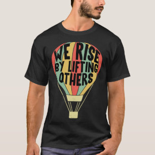 We stijgen door het opheffen van anderen luchtball t-shirt