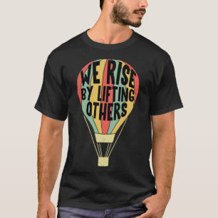 We stijgen door het opheffen van anderen luchtball t-shirt