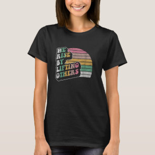 We stijgen door het opheffen van anderen Motivatie T-shirt